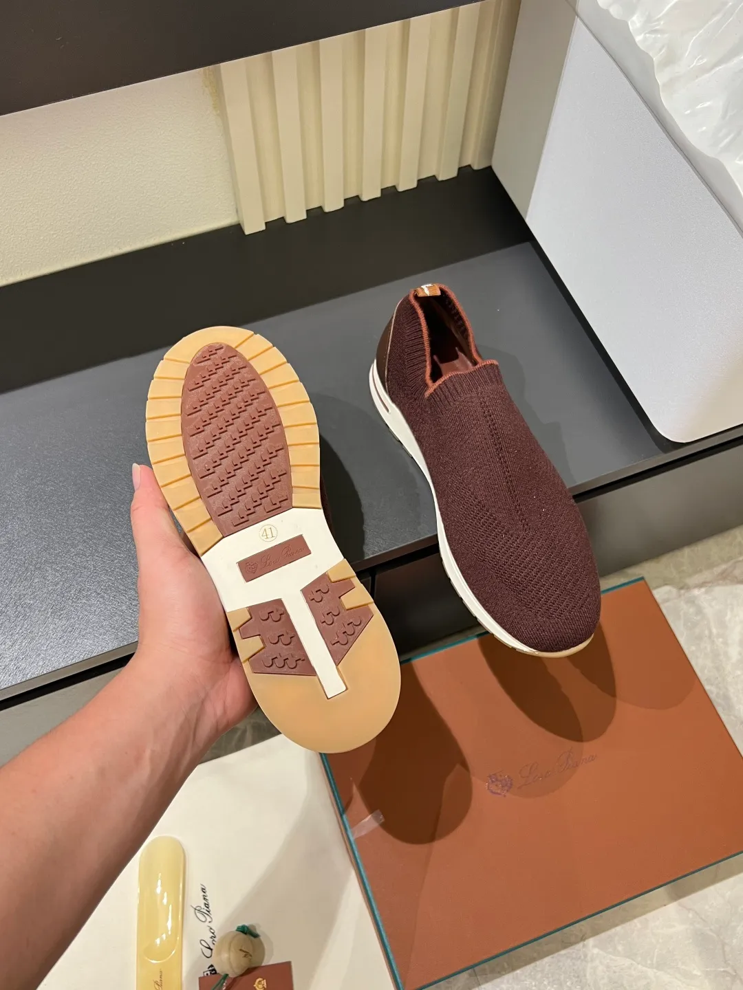 Men's Men's Shoes 💰p380 Loro Men's Shoes 💰piana/Noyo Piana 360 L Men's Shoes 💰p Flexy Walk Men's Sports Shoes These sports shoes are made of knitted wool uppers, and the heel is wrapped in smooth calf leather. Merino sheep are selected from Australia and New Zealand. The upper is machine-woven like a sweater, and then equipped with a white rubber outsole and a Kummel-colored sole. It is both beautiful and non-slip. The fabric is 100% cashmere and the insole is calf leather. It is super comfortable on the feet! Comes with full original packaging! Multiple colors available! Size: 38-44 (45 customized)